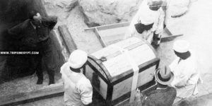 Natives carry a large white box containing valuable fabrics - Tutankhamun tomb discovery - Trips in Egypt